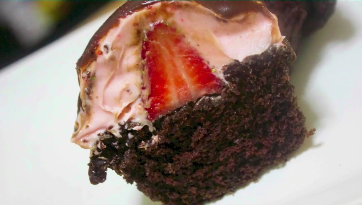 國外烘焙配方－巧克力草莓杯子蛋糕的做法 步骤11