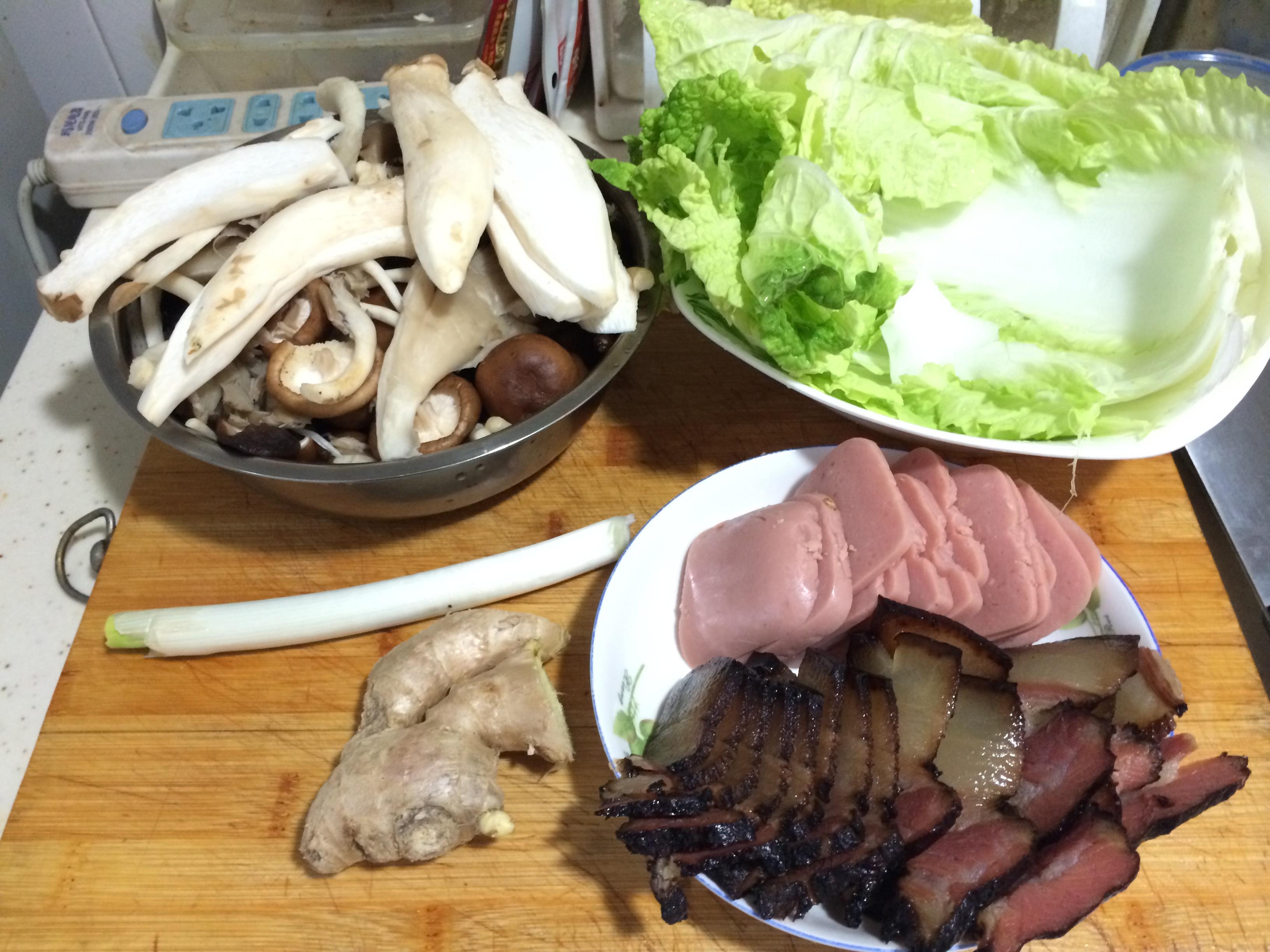 老丁的私房菜－高湯臘肉炖蘑菇的做法 步骤1