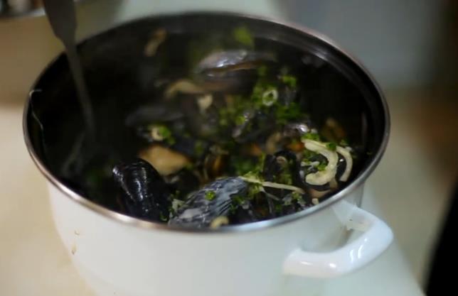 【Rachel khoo】洋蔥貽貝配隻果酒（Moules Matinieres with Cider）的做法 步骤3