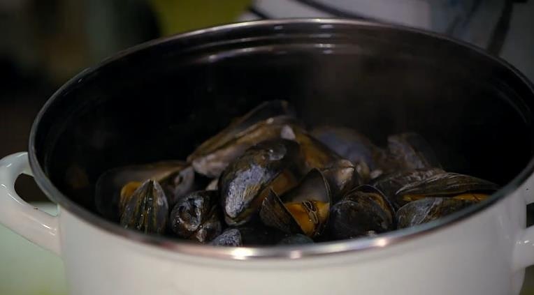 【Rachel khoo】洋蔥貽貝配隻果酒（Moules Matinieres with Cider）的做法 步骤2