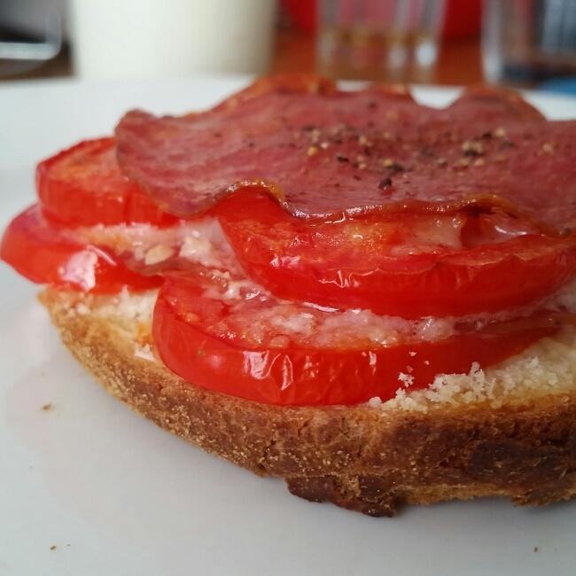 快手早餐，薩拉米小番茄烤吐司的做法 步骤1