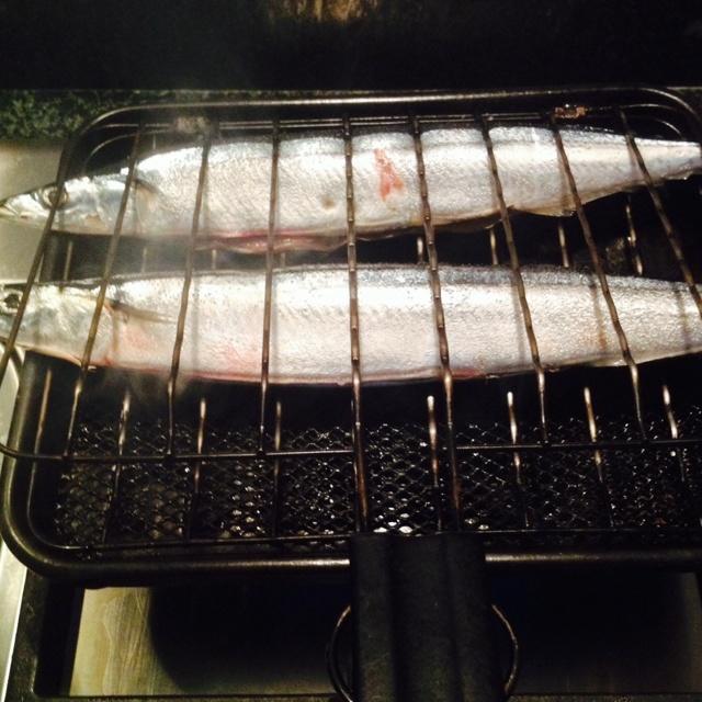 鹽烤秋刀魚的做法 步骤2