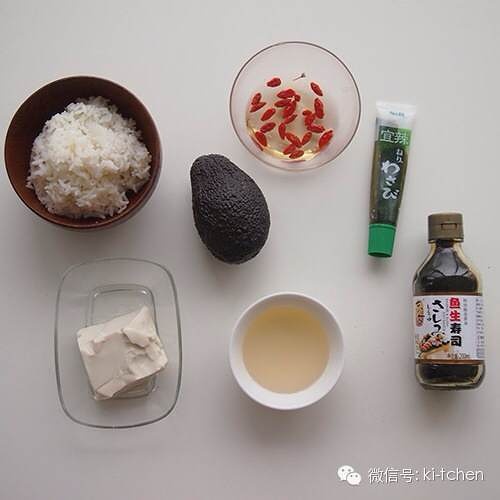 “kiki廚房”牛油果壽司飯 3分鐘就OK的偷懶晚餐的做法 步骤1
