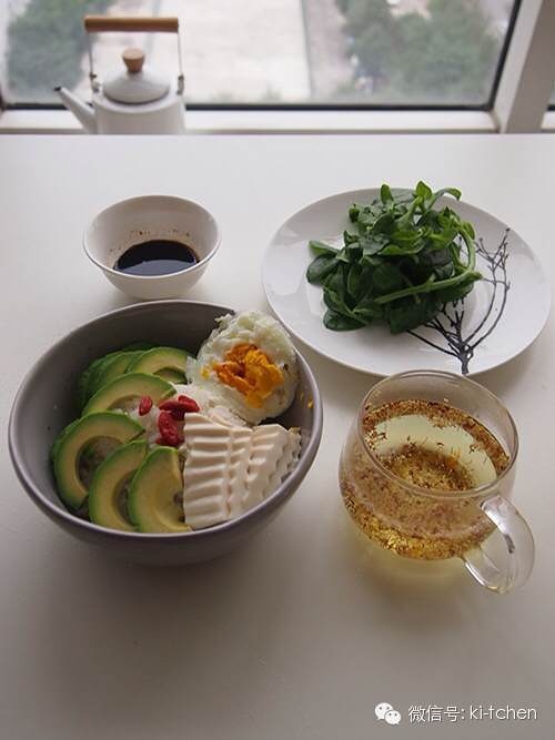 “kiki廚房”牛油果壽司飯 3分鐘就OK的偷懶晚餐的做法 步骤5
