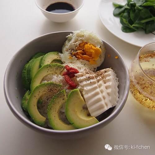 “kiki廚房”牛油果壽司飯 3分鐘就OK的偷懶晚餐的做法 步骤6