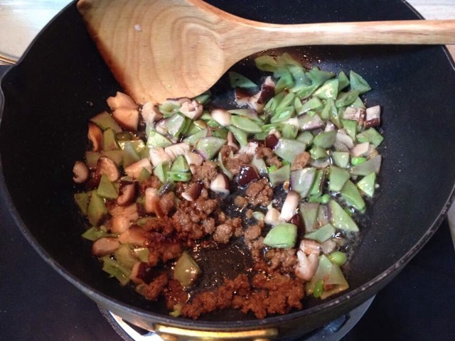 扁豆香菇肉末燜飯的做法 步骤5