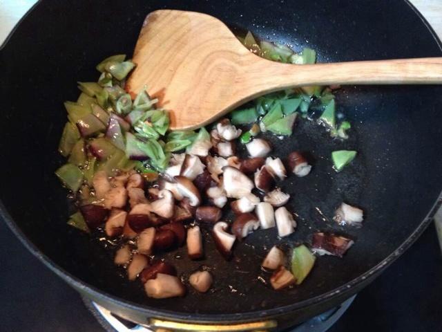 扁豆香菇肉末燜飯的做法 步骤4