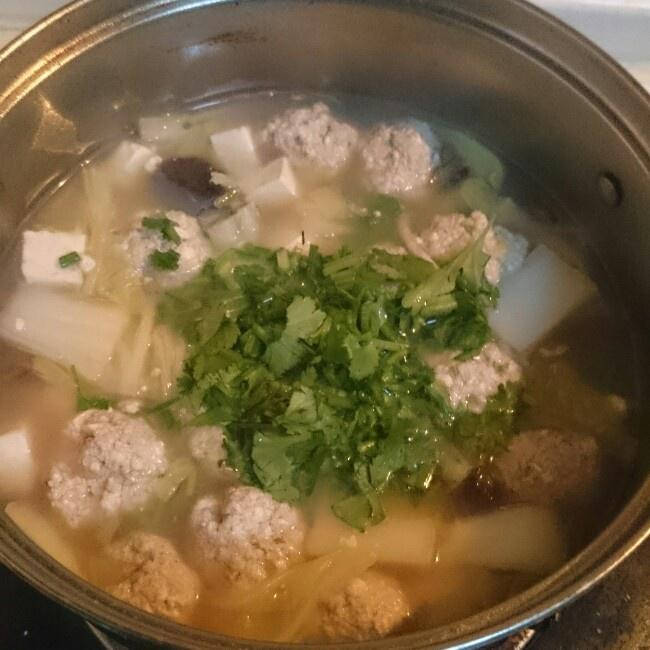 白菜豆腐蘑菇丸子湯的做法 步骤7