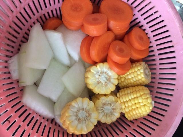 冬瓜玉米紅蘿卜排骨湯的做法 步骤1