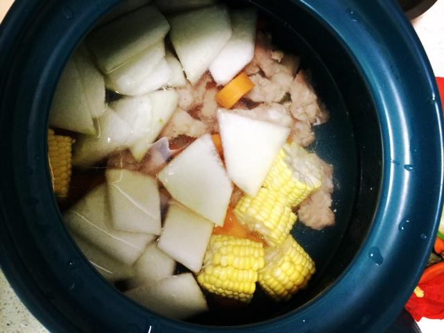 冬瓜玉米紅蘿卜排骨湯的做法 步骤4