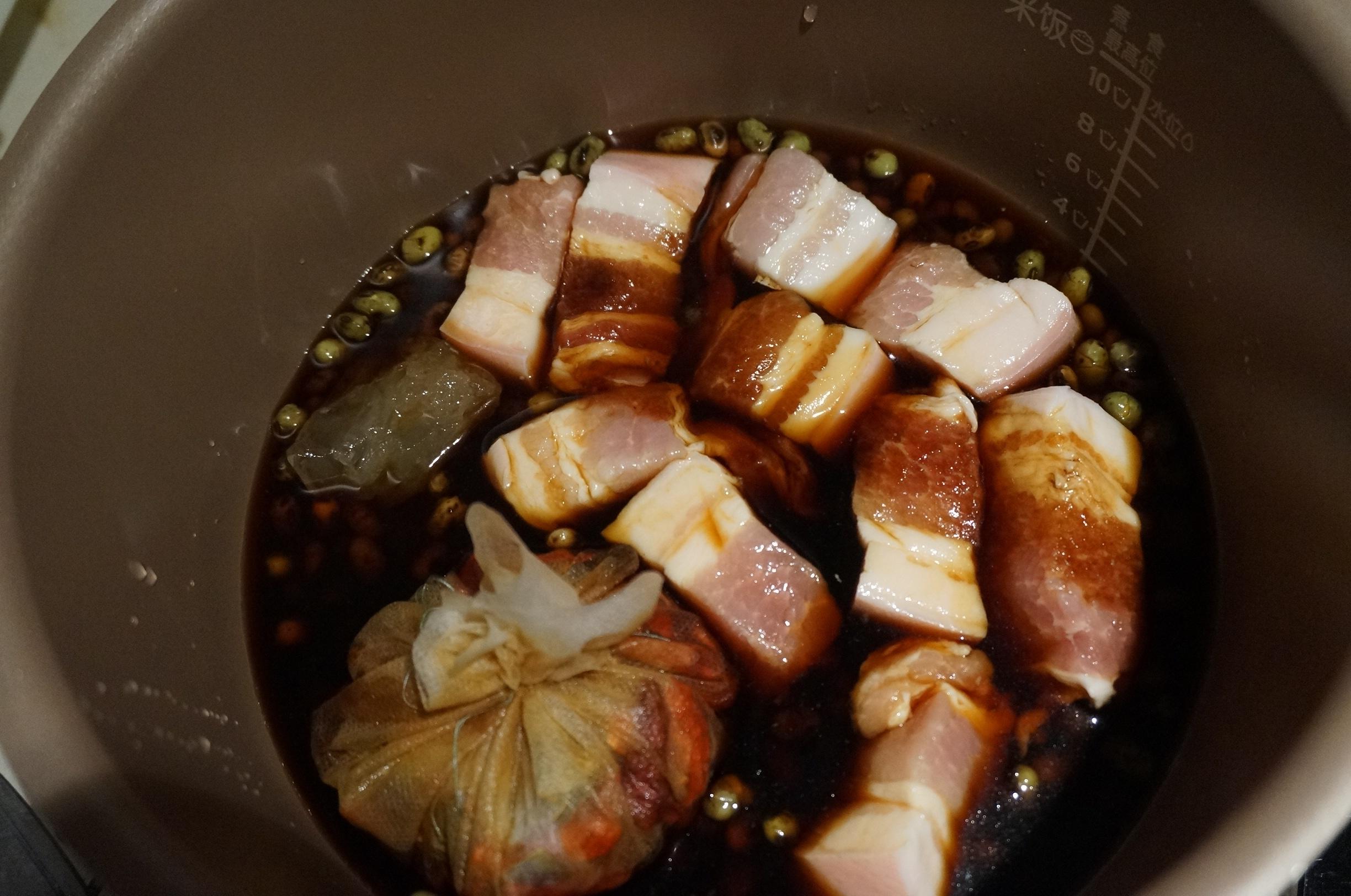 電飯煲之青豆燜肉的做法 步骤3