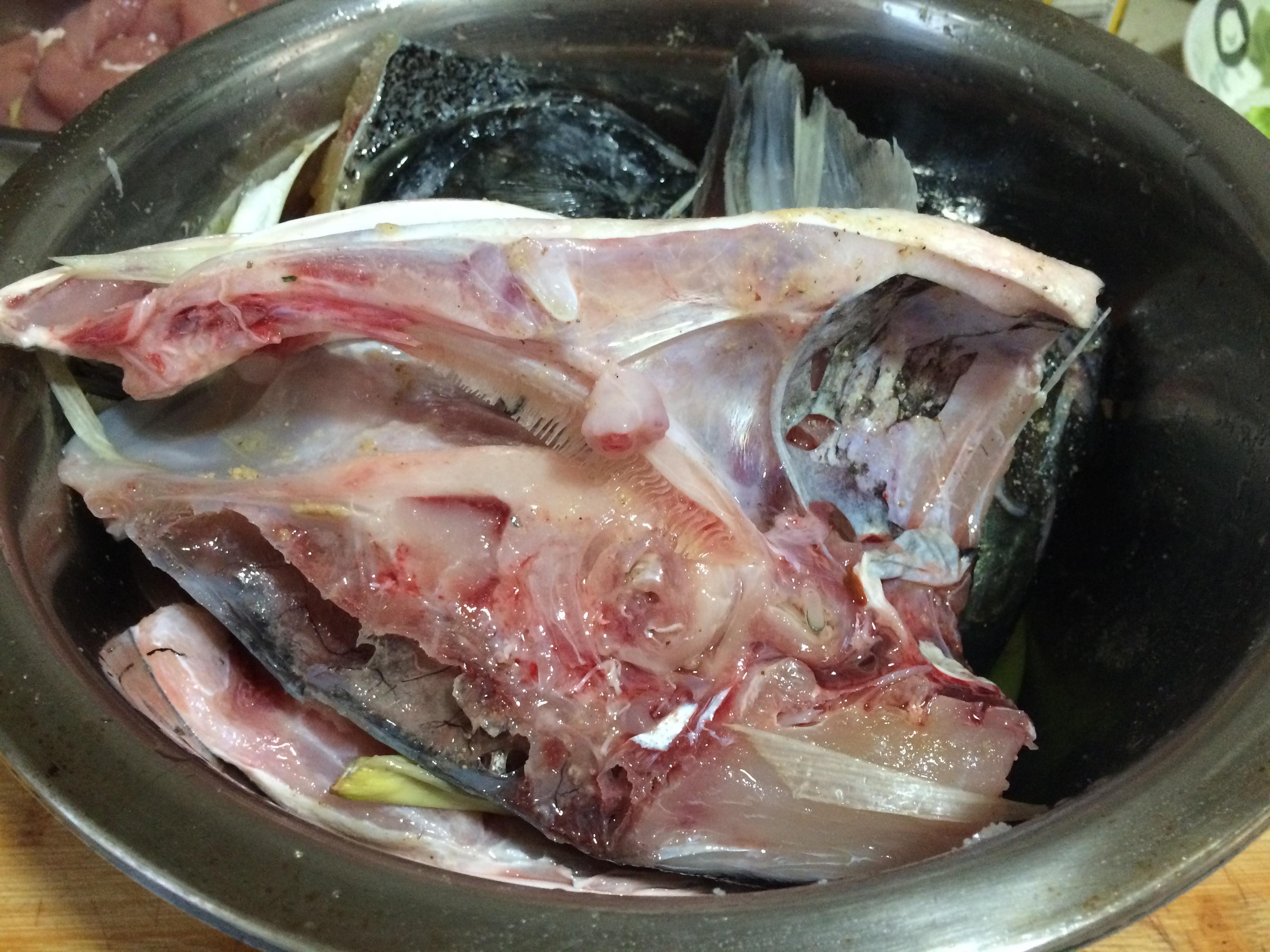 老丁的私房菜－砂鍋干燒魚頭的做法 步骤1