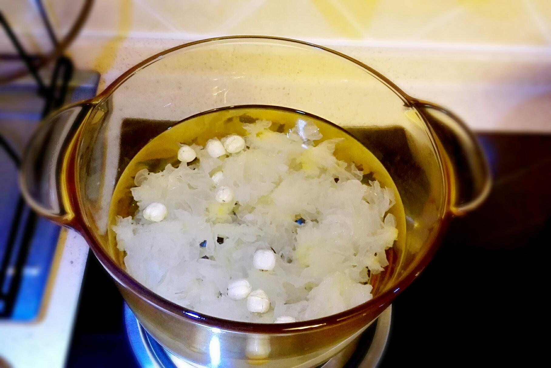 秋季潤燥—冰糖銀耳蓮子梨湯的做法 步骤2