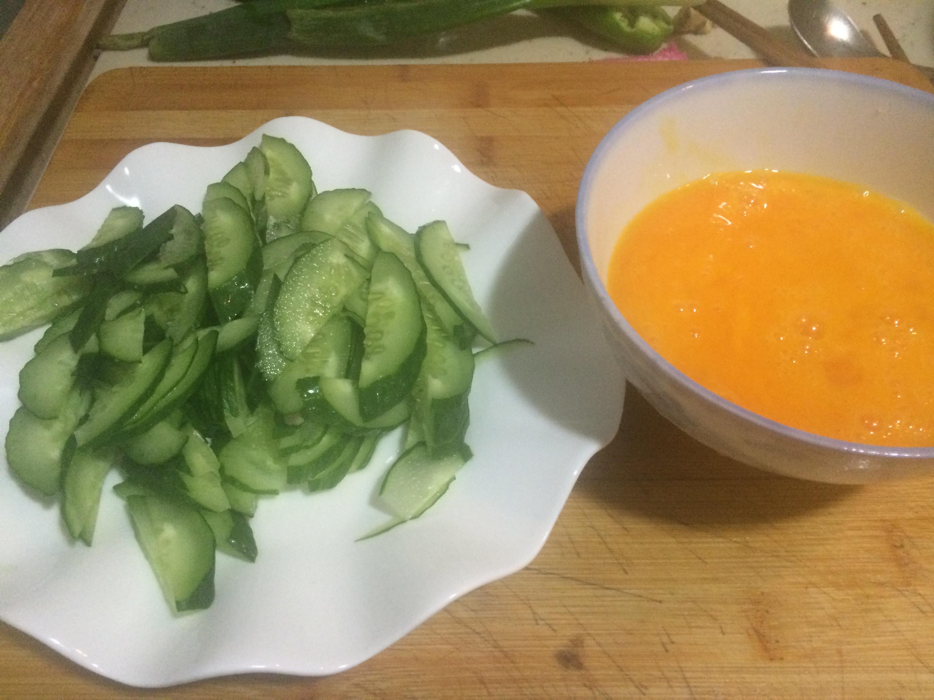 老丁的私房菜－黃瓜炒雞蛋的做法 步骤1