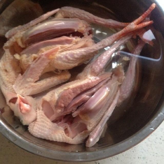 烤乳鴿的做法 步骤1