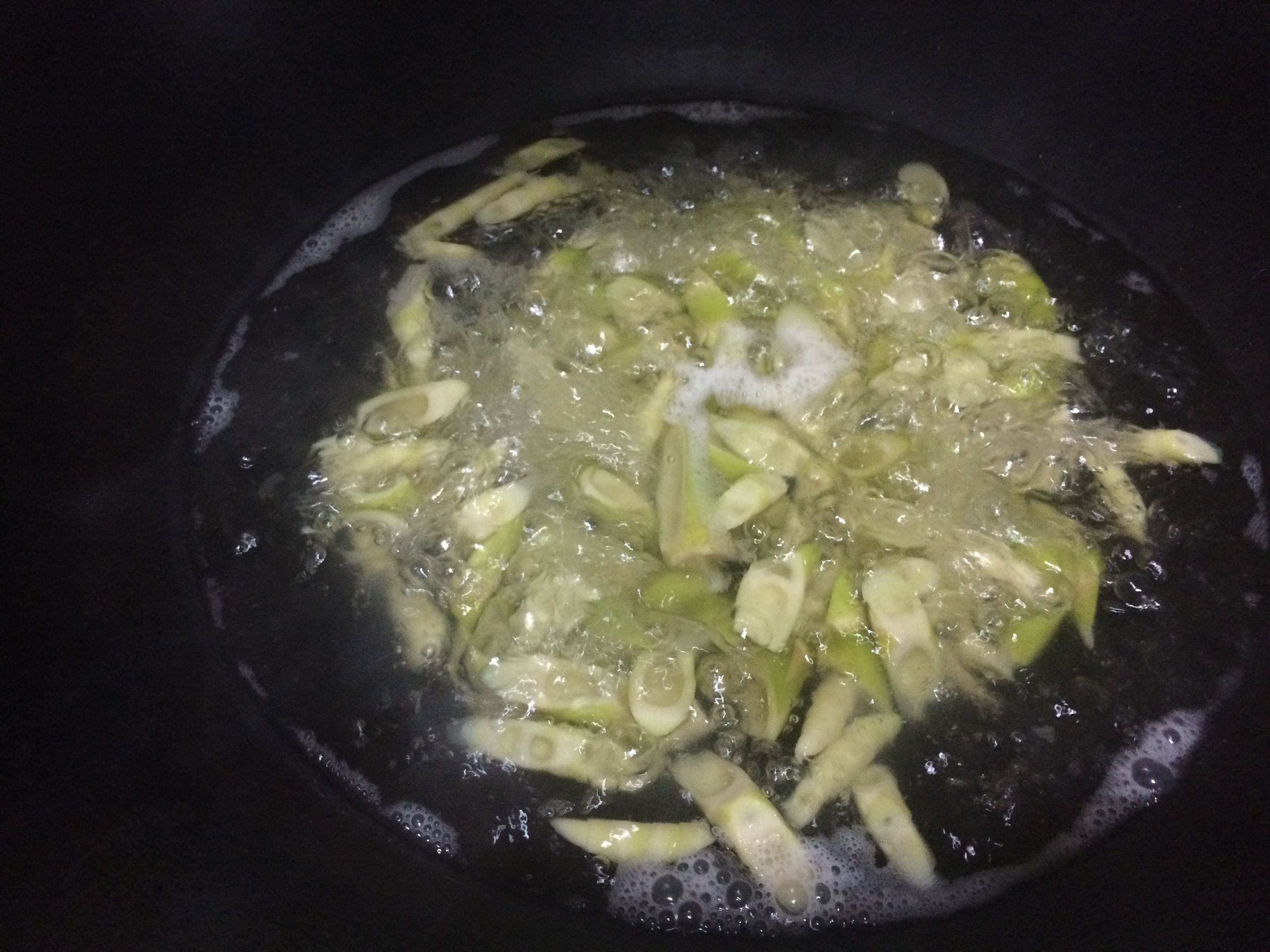 老丁的私房菜－竹筍燒雞的做法 步骤1