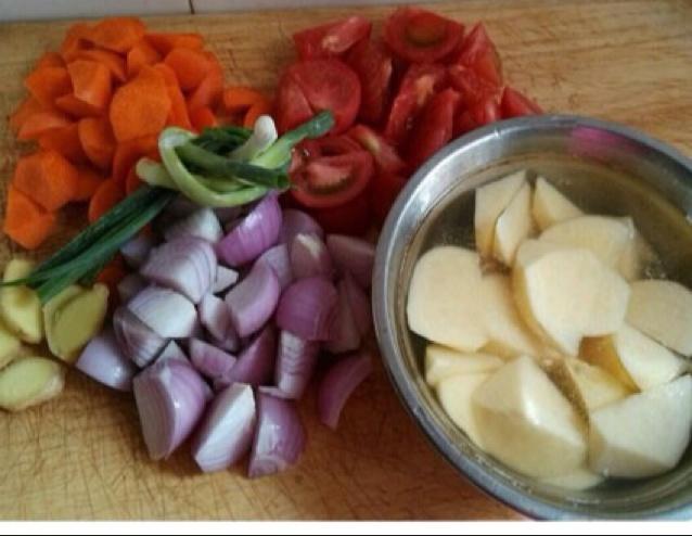 番茄土豆牛肉砂鍋的做法 步骤2