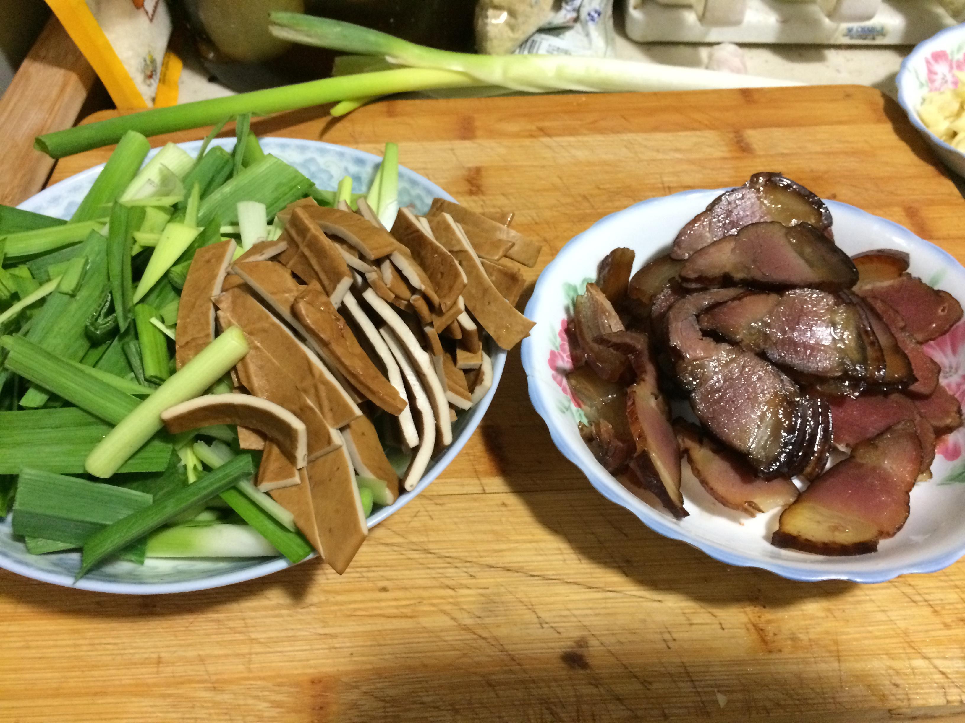 老丁的私房菜－臘肉炒蒜苗的做法 步骤1