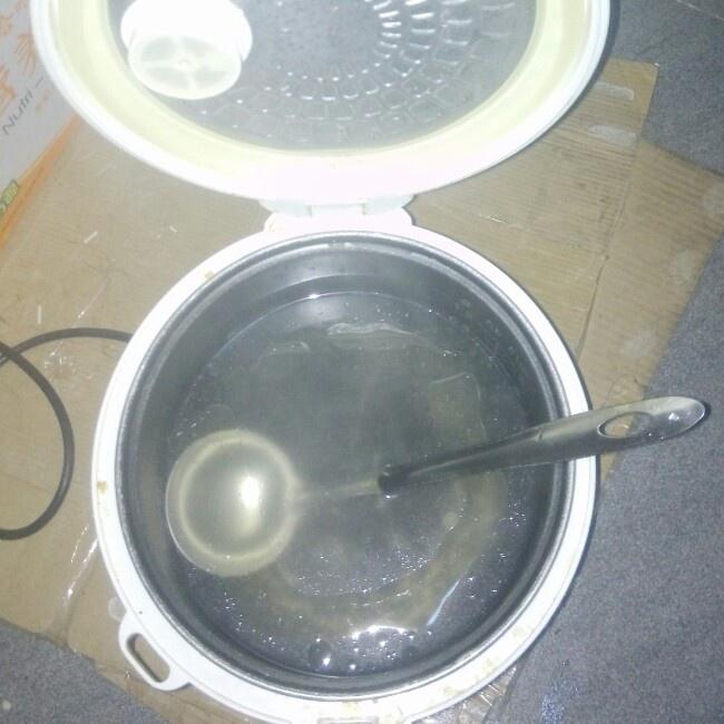 金針菇丸子湯的做法 步骤2