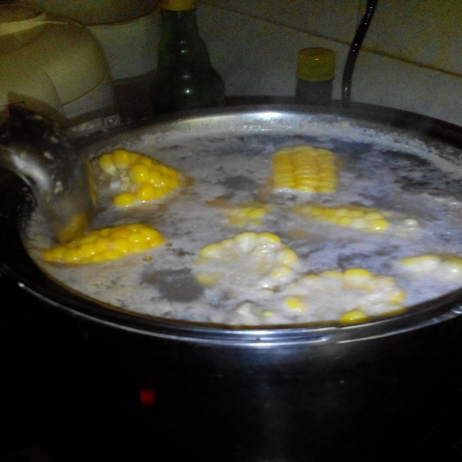 玉米胡蘿卜炖豬骨湯的做法 步骤1