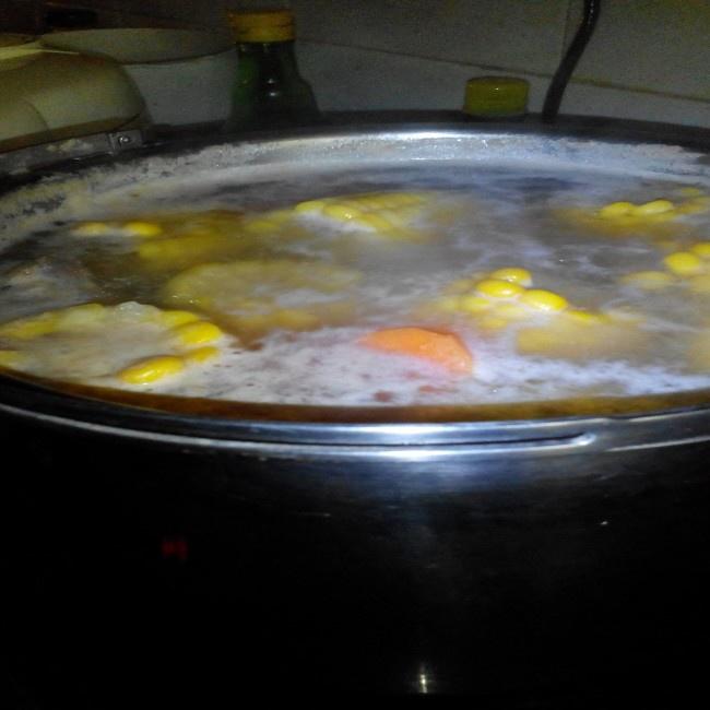 玉米胡蘿卜炖豬骨湯的做法 步骤2