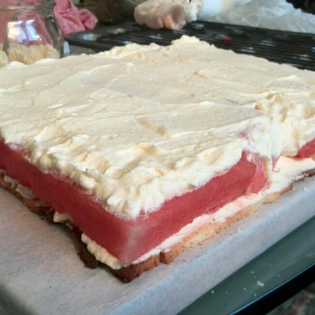 草莓西瓜蛋糕Strawberry Watermelon Cake with rose scented cream的做法 步骤8