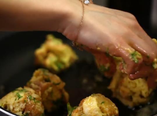 【Rachel khoo】炖牛肉配法棍丸子（Boeuf Bourguignon with Baguette Dumplings）的做法 步骤6