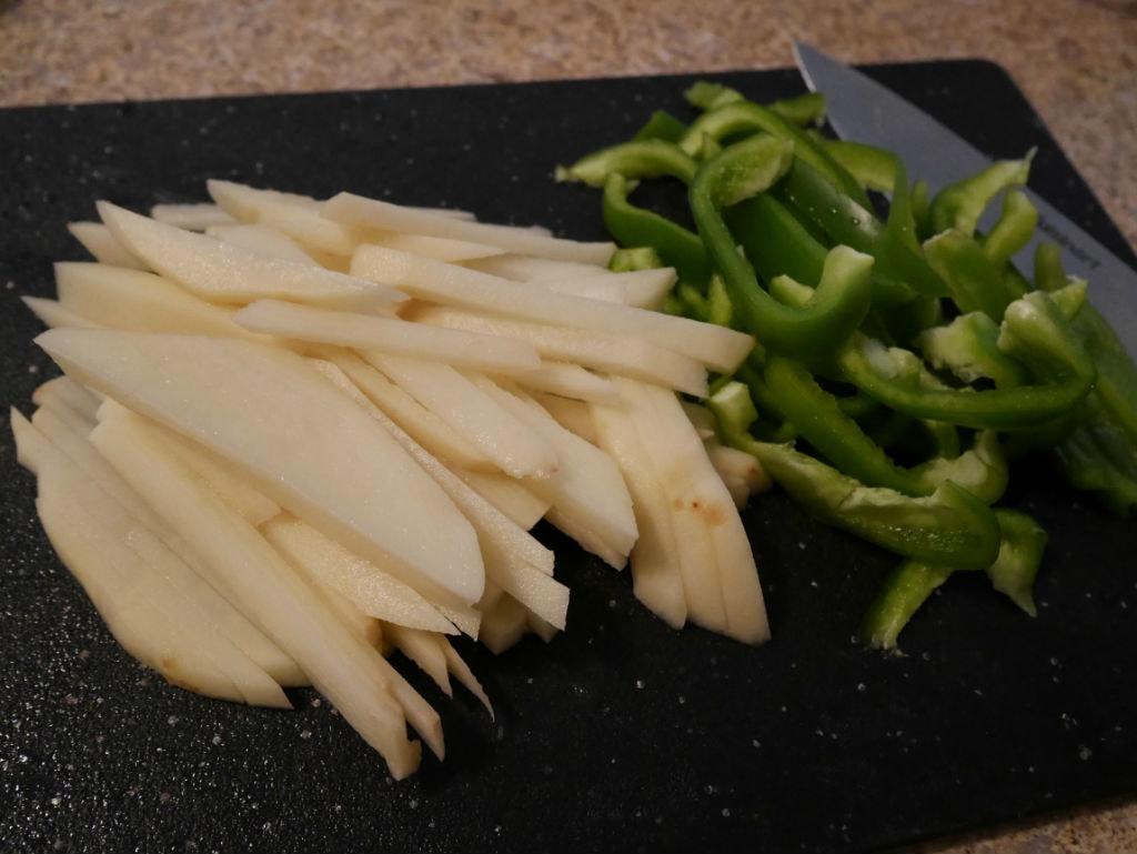 家常土豆炒青椒的做法 步骤1