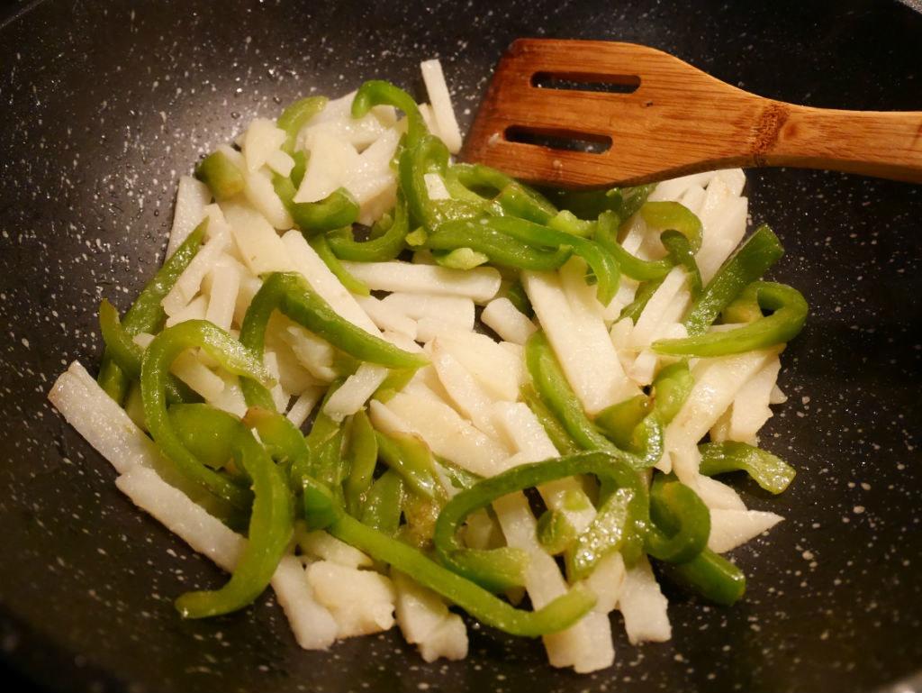 家常土豆炒青椒的做法 步骤5