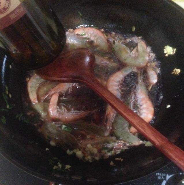紅酒燜大蝦的做法 步骤5