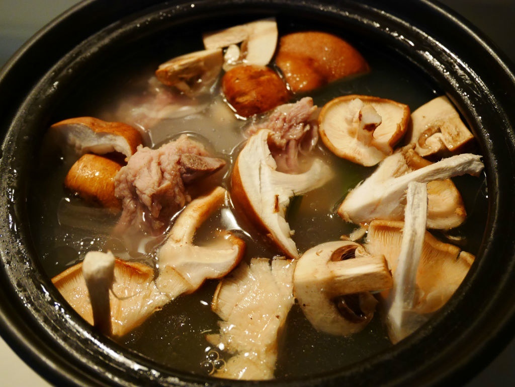 豬骨菌菇湯的做法 步骤4