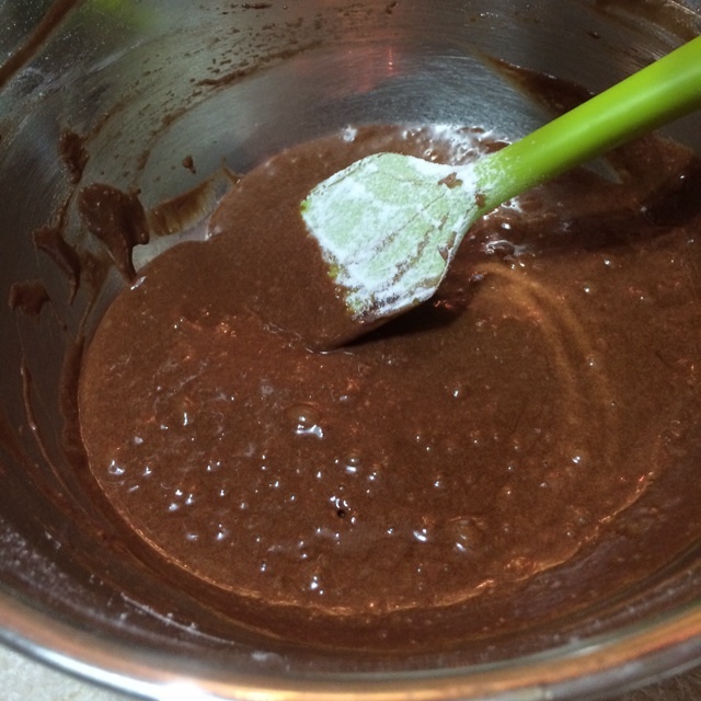 給妹子群的巧克力熔岩蛋糕的做法 步骤5