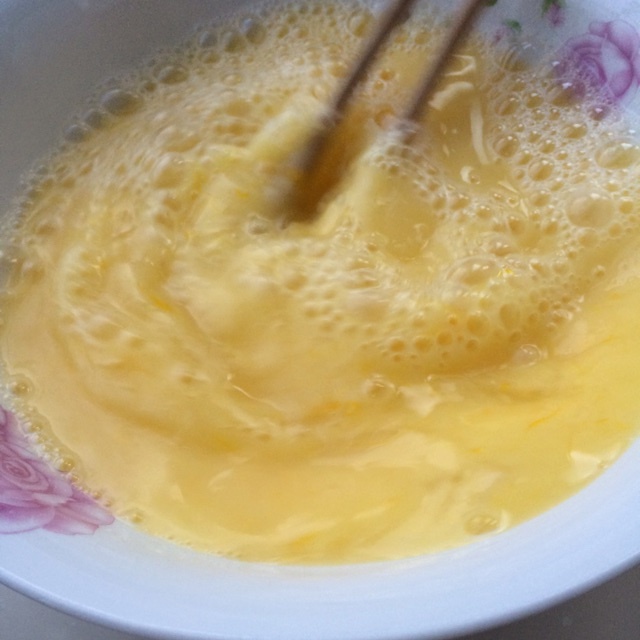 滑嫩的鮮蝦雞蛋糕水蒸蛋的做法 步骤2
