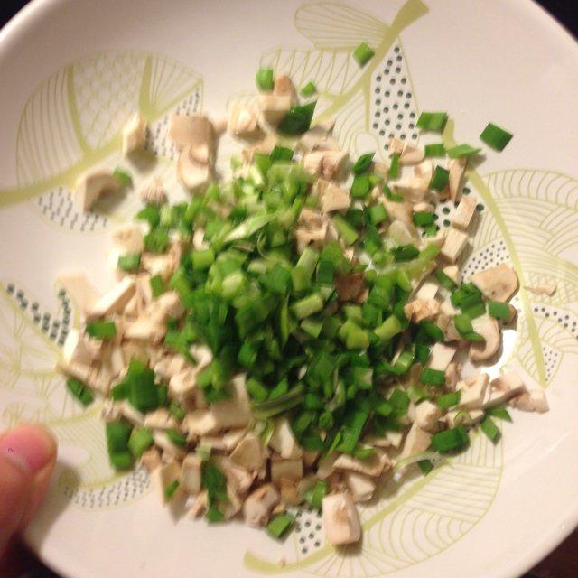 簡約韭菜蘑菇炒飯的做法 步骤2