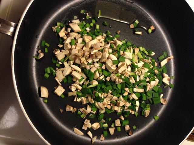 簡約韭菜蘑菇炒飯的做法 步骤3
