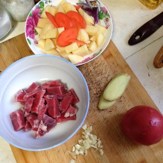 番茄土豆炖牛肉(砂鍋)的做法 步骤1