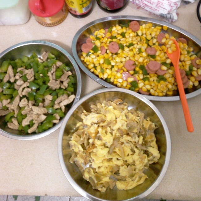 青椒炒肉、榨菜煎雞蛋、玉米青椒火腿（今晚的晚餐）的做法 步骤1