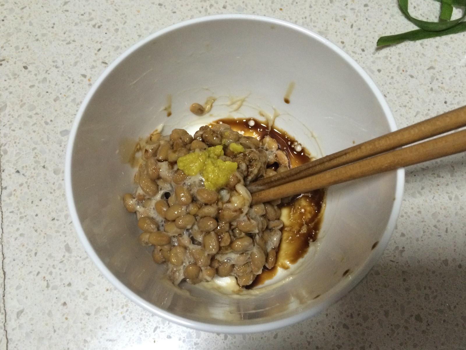 《昨日的美食》之韭菜拌納豆的做法 步骤3