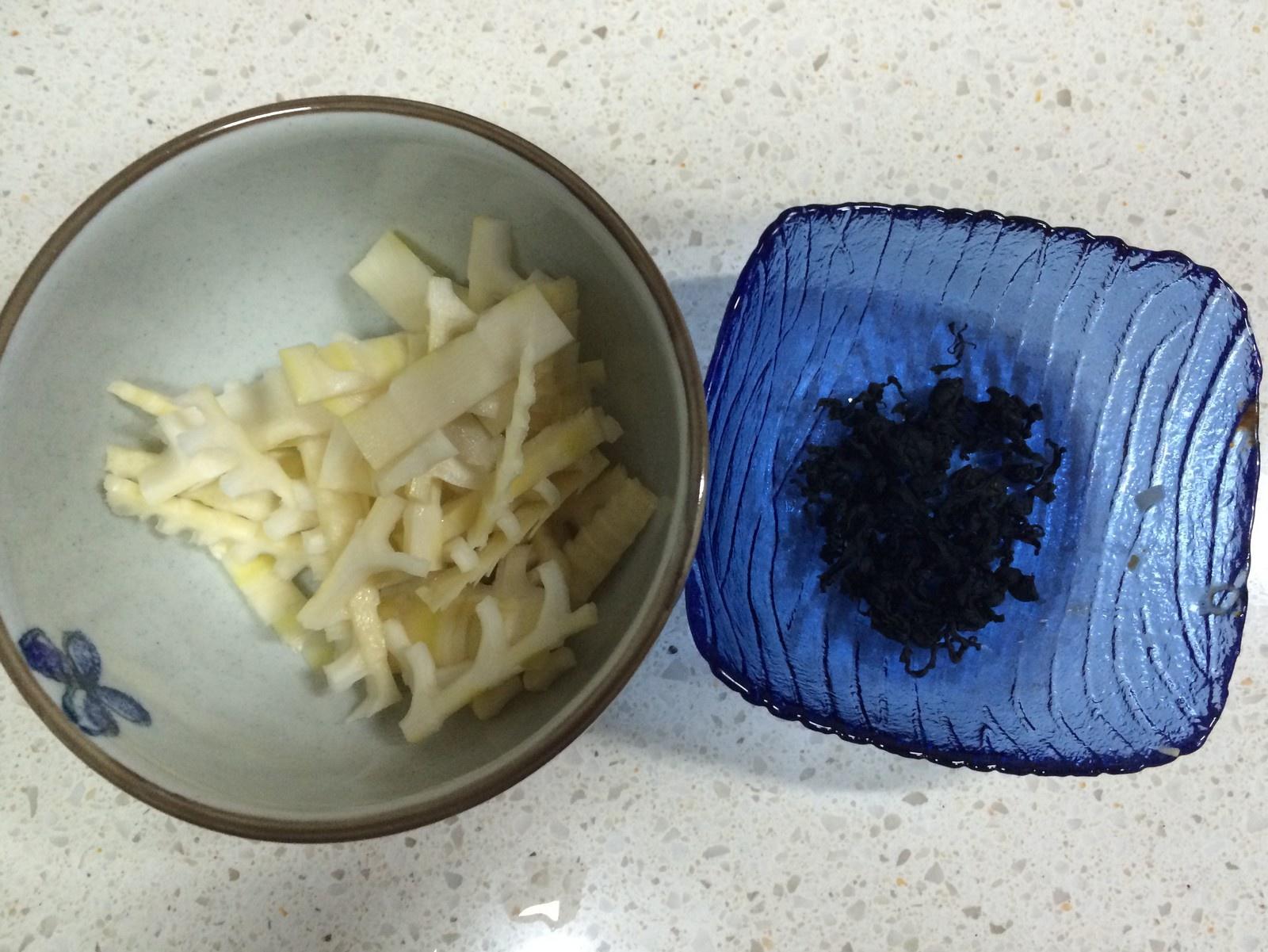 《昨日的美食》之竹筍海帶芽味噌湯的做法 步骤2