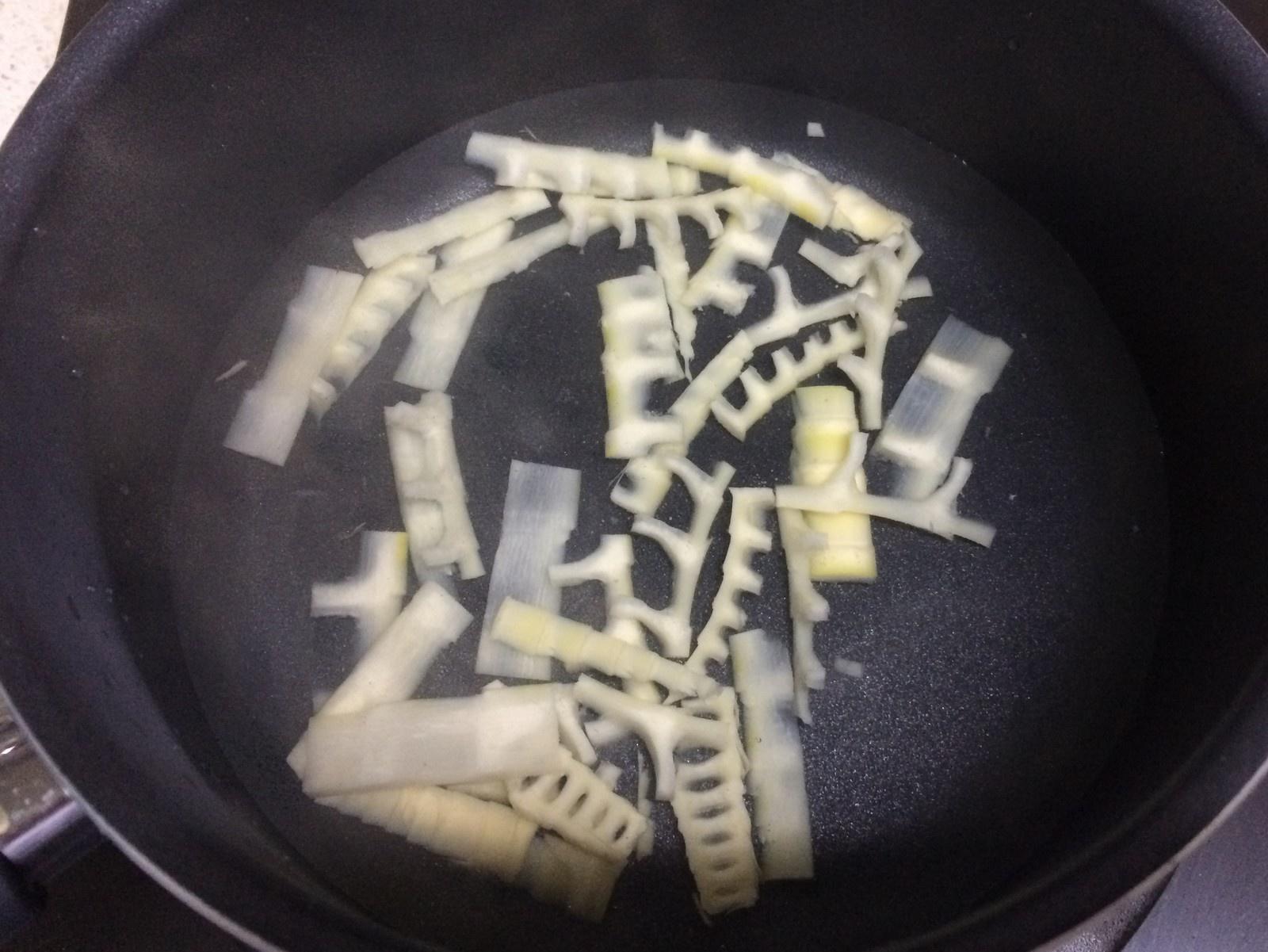 《昨日的美食》之竹筍海帶芽味噌湯的做法 步骤3