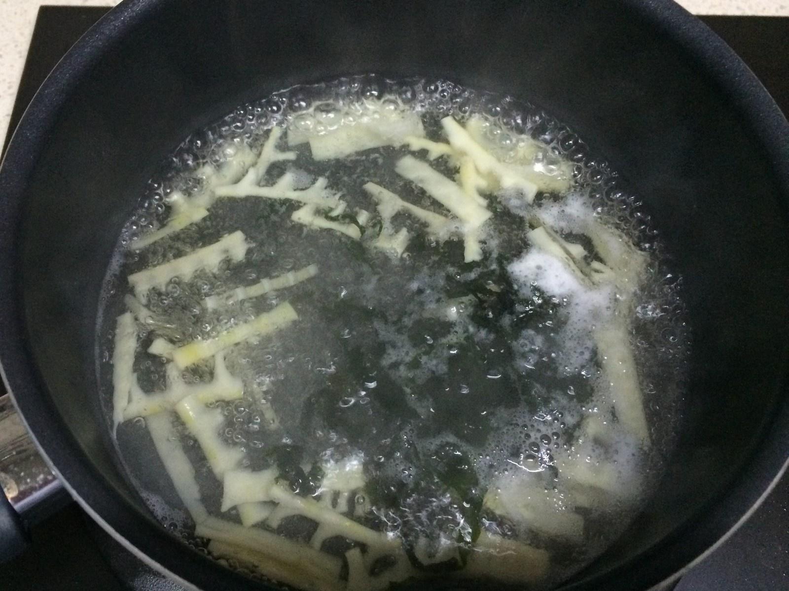 《昨日的美食》之竹筍海帶芽味噌湯的做法 步骤4