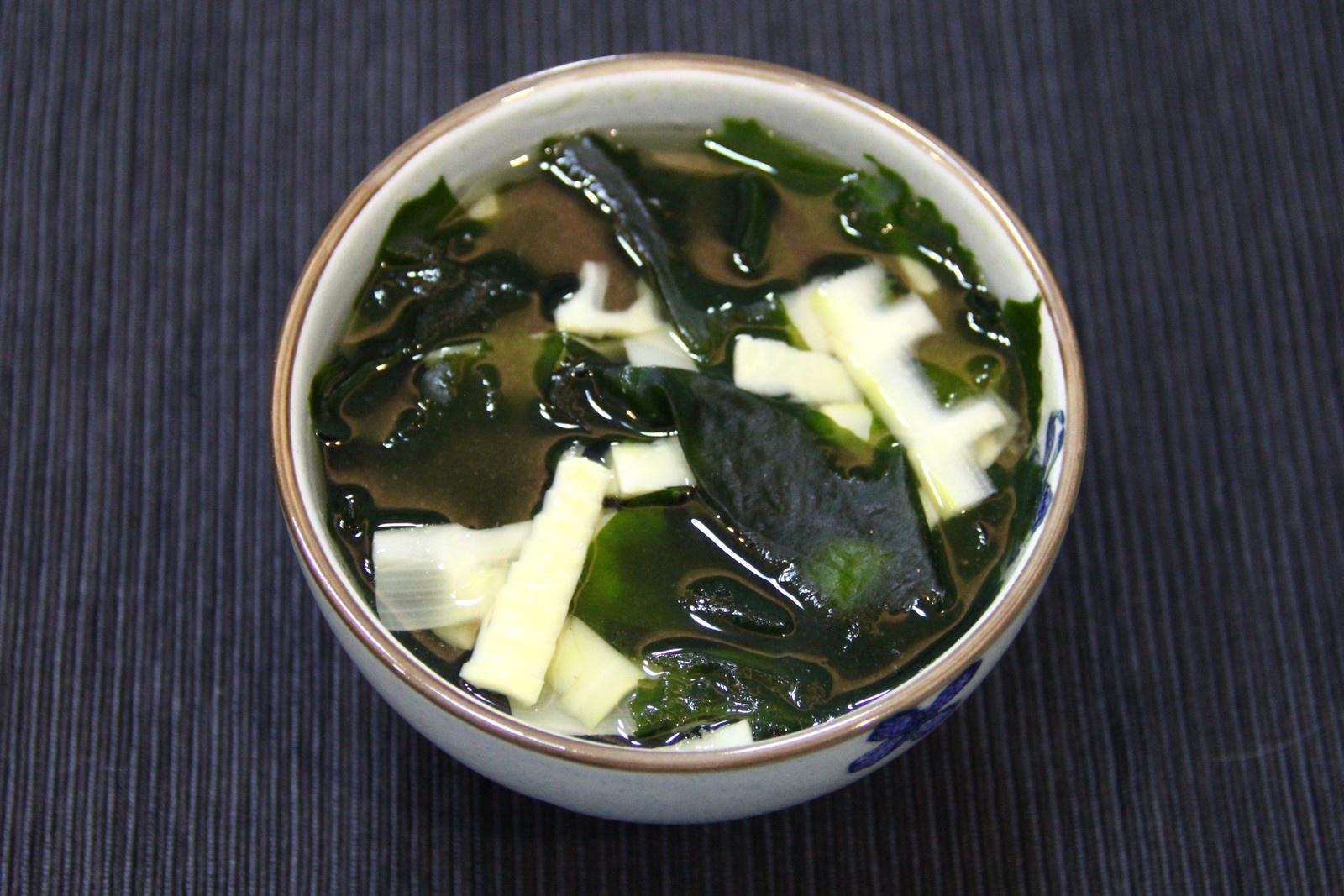 《昨日的美食》之竹筍海帶芽味噌湯的做法 步骤5
