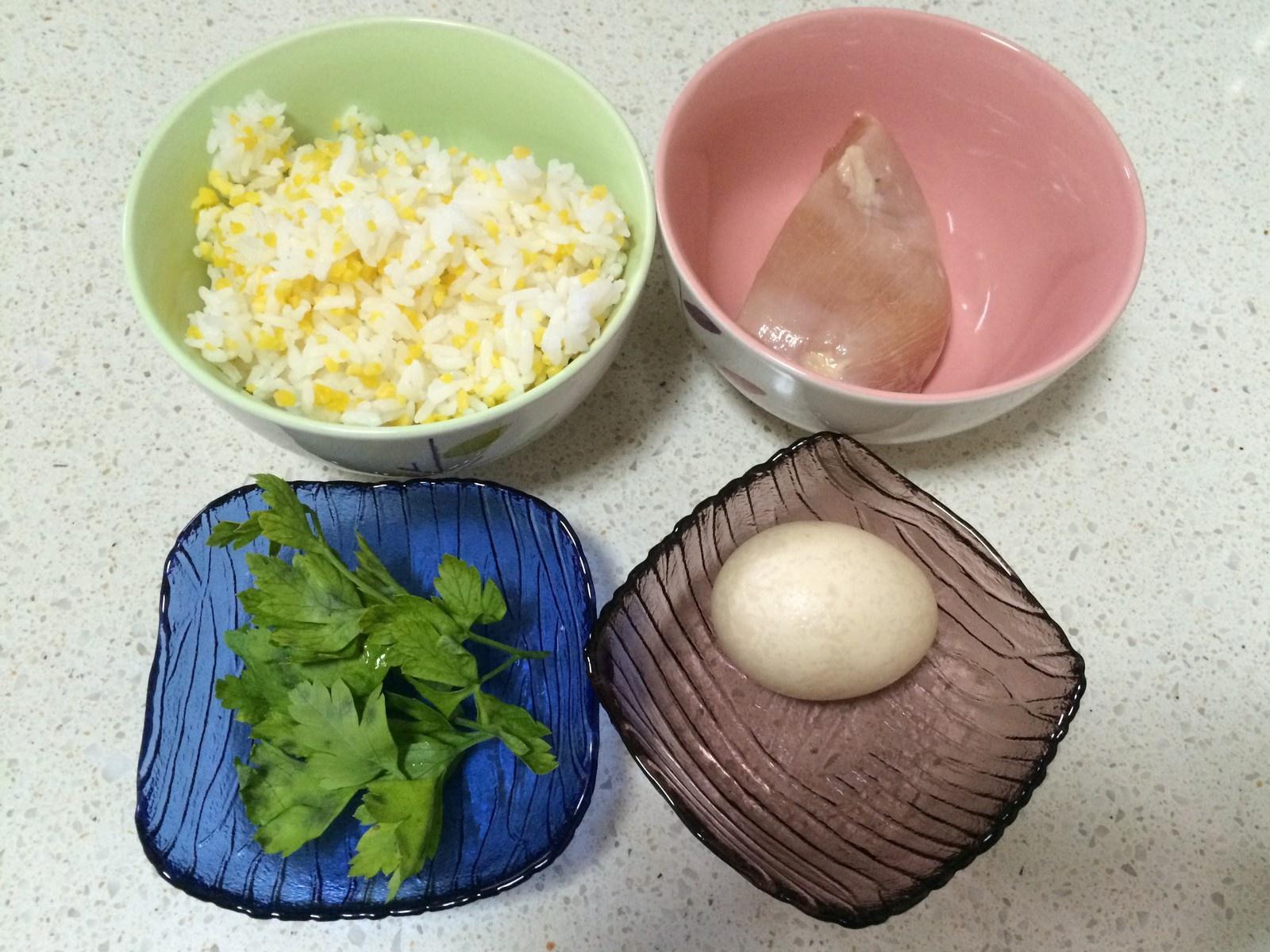 《昨日的美食》之三葉芹雞肉蛋炊飯的做法 步骤2