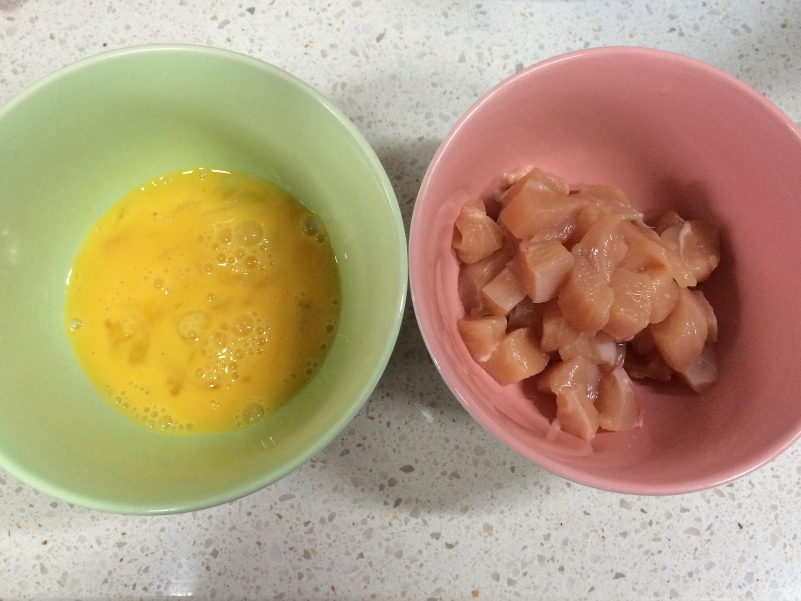 《昨日的美食》之三葉芹雞肉蛋炊飯的做法 步骤4