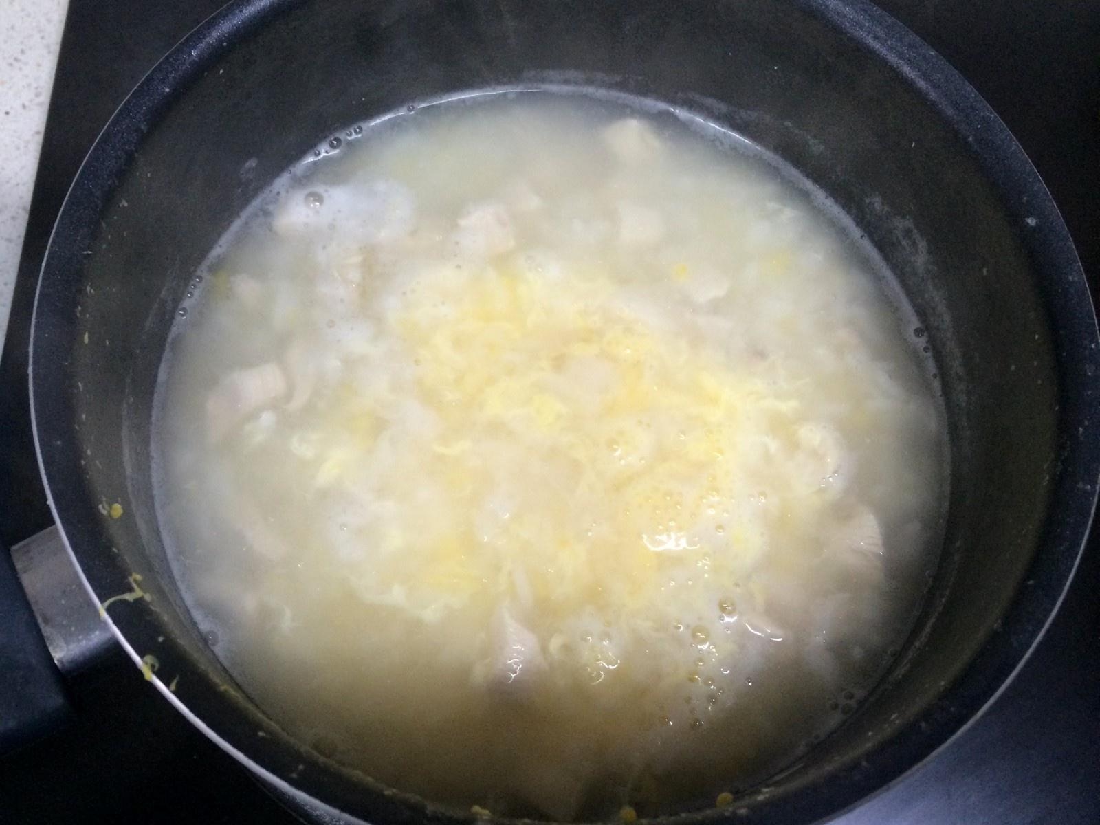 《昨日的美食》之三葉芹雞肉蛋炊飯的做法 步骤6