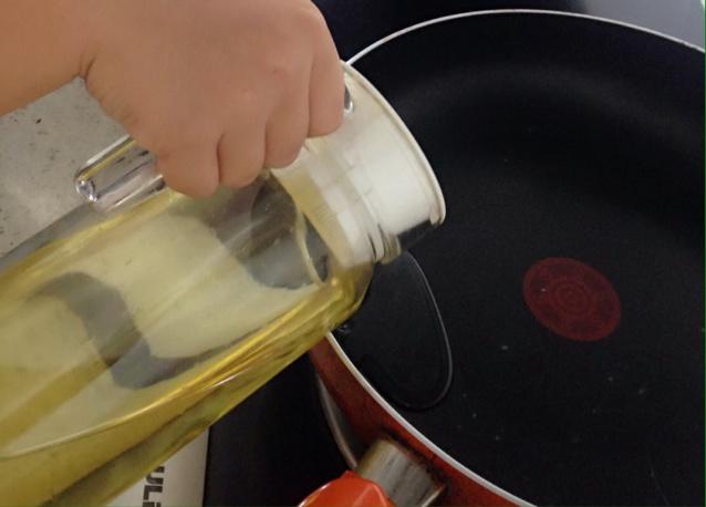 寶寶也能做的簡單醬油蛋炒飯的做法 步骤3