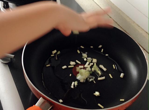 寶寶也能做的簡單醬油蛋炒飯的做法 步骤4