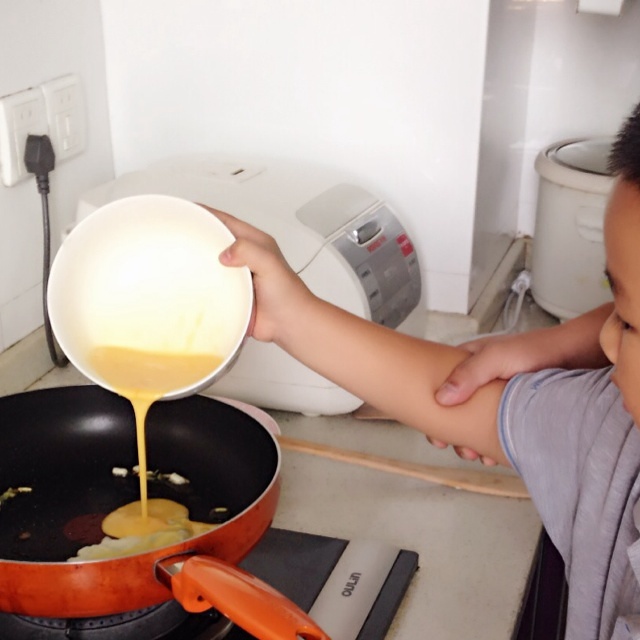 寶寶也能做的簡單醬油蛋炒飯的做法 步骤5