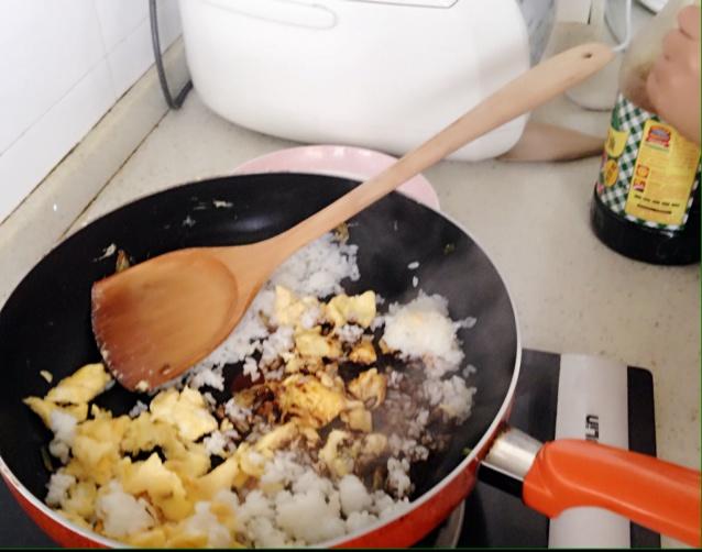 寶寶也能做的簡單醬油蛋炒飯的做法 步骤7