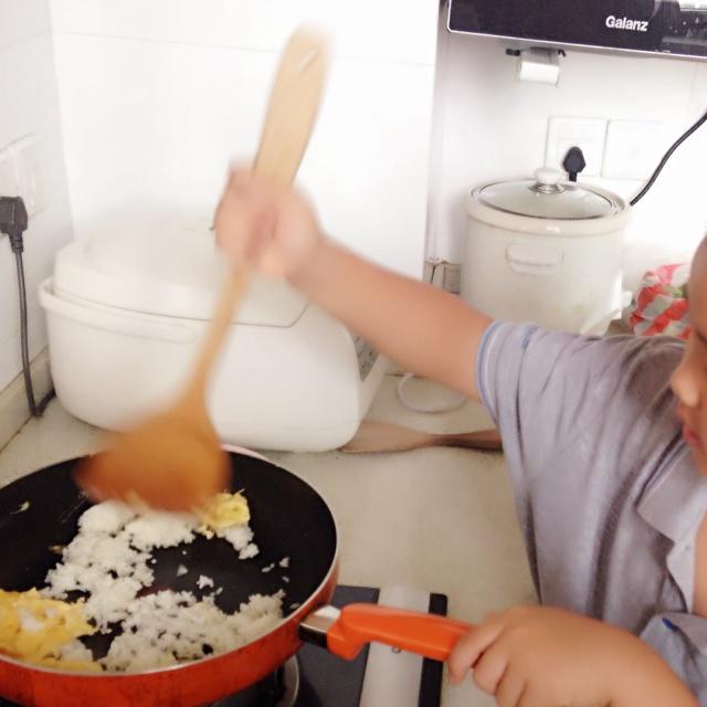 寶寶也能做的簡單醬油蛋炒飯的做法 步骤6